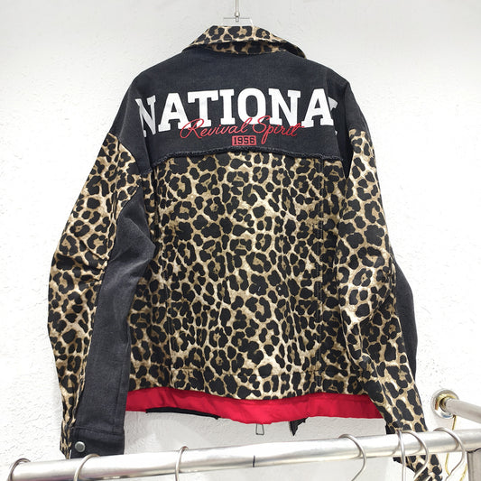 Chaqueta de Moto Roja con Estampado Leopardo y Detalles en Denim