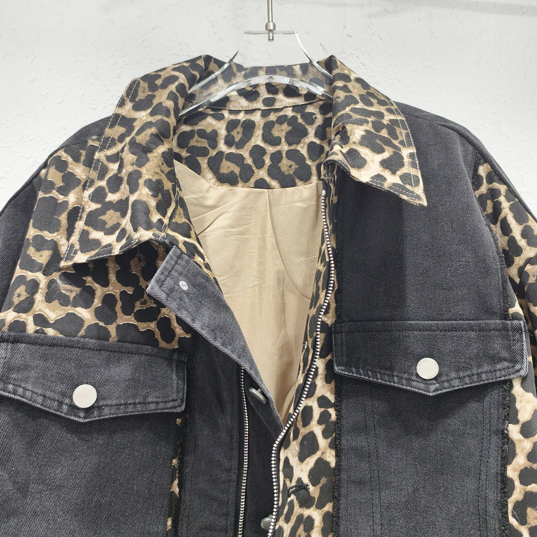 Chaqueta de Moto Roja con Estampado Leopardo y Detalles en Denim