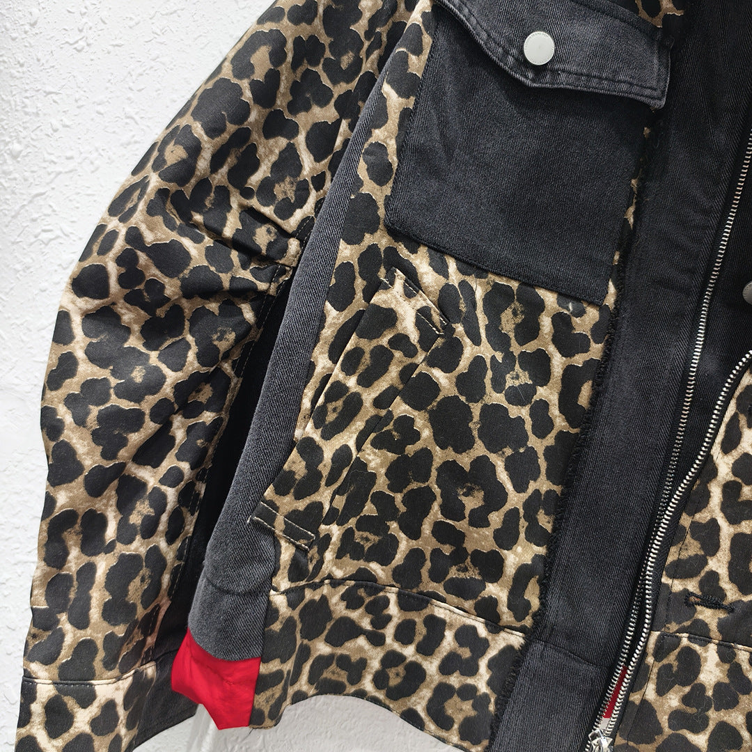 Chaqueta de Moto Roja con Estampado Leopardo y Detalles en Denim