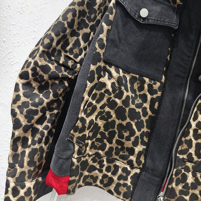 Chaqueta de Moto Roja con Estampado Leopardo y Detalles en Denim